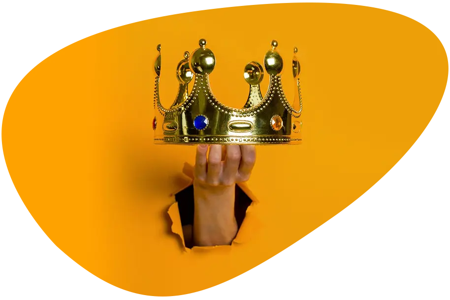 Zu sehen ist eine Hand, welche eine Krone hält, die durch einen gelben Hintergrund stößt