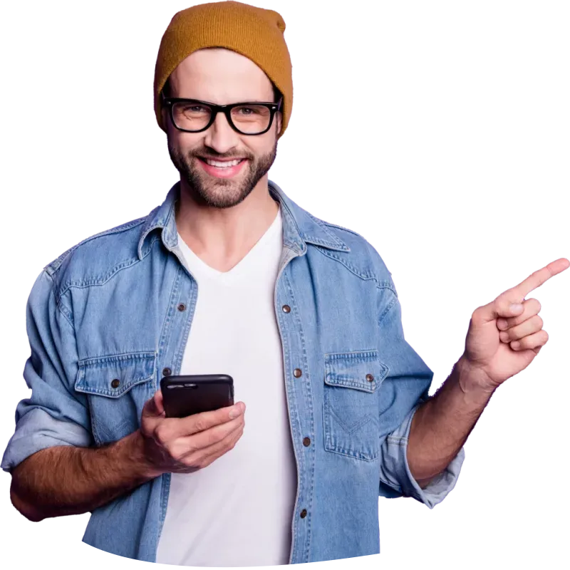 junger Mann hält sein Handy in der Hand und zeigt mit seinem Zeigefinger nach rechts