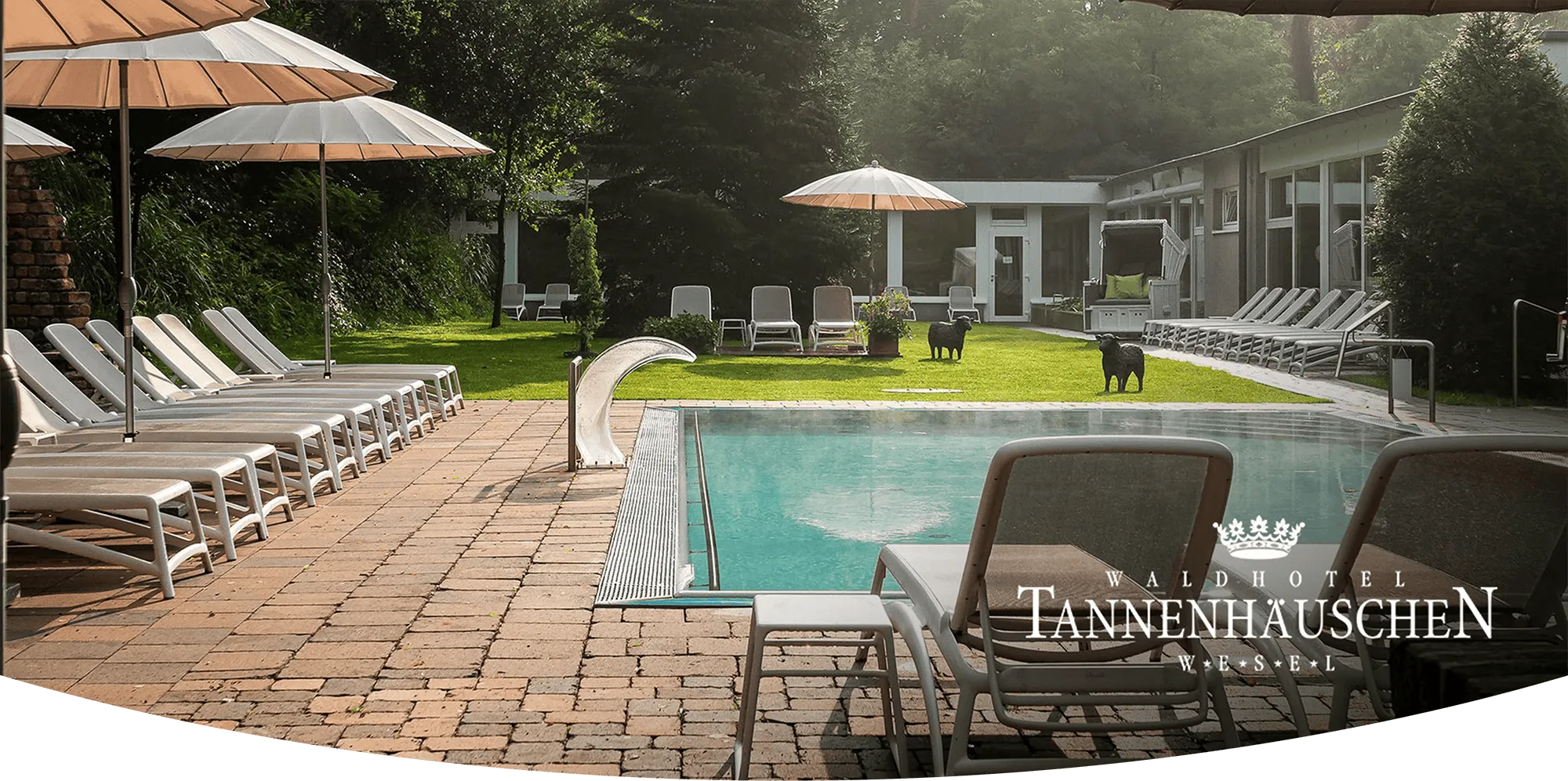 Zu sehen ist eine Teilaußenaufnahme vom Poolaußenbereich des Hotels Tannenhäuschen