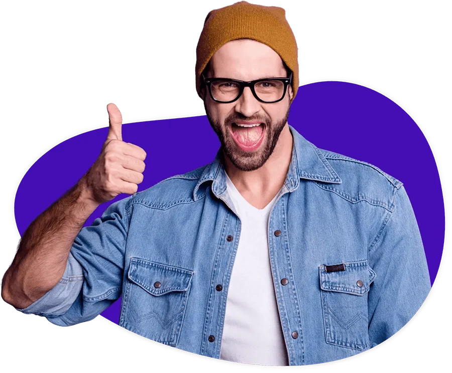 Ein junger Mann mit Brille und Mütze zeigt den Daumen nach oben und freut sich. Er steht in einer lila Blase