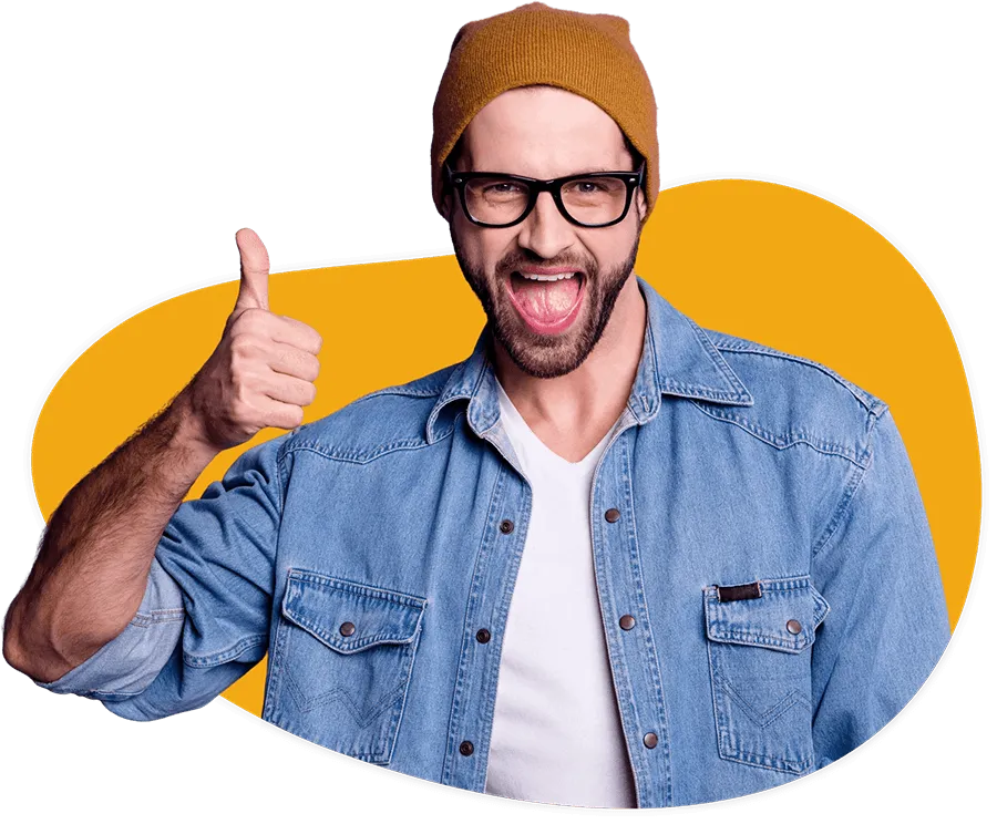 Ein junger Mann mit Brille und Mütze zeigt den Daumen nach oben und freut sich. Er steht in einer gelben Blase